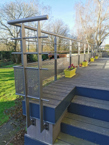 Photo de galerie - Conception, fabrication et pose d’un garde-corps pour un particulier, avec finition thermolaquée.