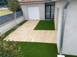 Photo de galerie - Gazon synthétique , carrelage ,massif 