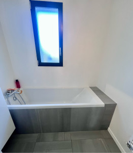 Photo de galerie - Création d’un tablier de baignoire avec une tablette en carrelage 