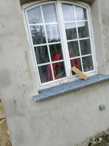 Photo de galerie - Montage des fenêtres, installation marbre 
