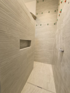 Photo de galerie - Douche avec hauteur de 4m de hauteur 