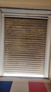 Photo de galerie - Avant nettoyage volets roulant 