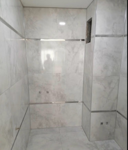 Photo de galerie - Réalisation de carrelage intérieur et extérieur, pose précise, alignement parfait et finitions propres.