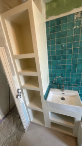 Photo de galerie - Création meubles sur mesure en siporex avec la vasque posée de carrelage 