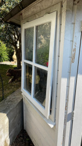 Photo de galerie - Réparer une fenêtre sur une maison d'été