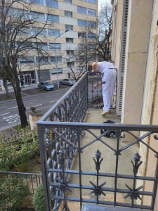 Photo de galerie - Renovation d une rembardes de protection , en peinture  extérieur  , anti-rouille , gris entracite