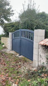 Photo de galerie - Découpe du muret + pose des piliers et mise en place du nouveau portail