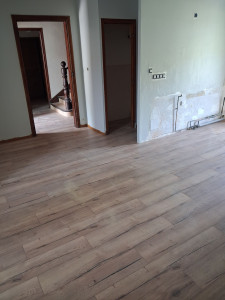Photo de galerie - Pose de lames stratifié clipsable.