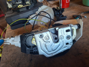 Photo de galerie - Remplacement et réfection des serrures et centralisation arrière (pompe a vide) sur une Mercedes W220 S500 
