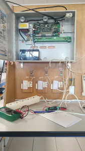 Photo de galerie - Mise en place d'alarme sur banc de test avant installation chez un client.