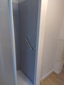 Photo de galerie - Ajout d'accessoires pour l'accessibilité des locaux.