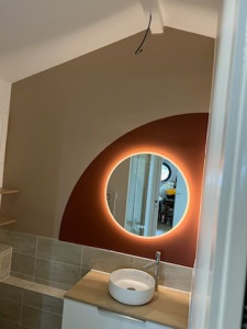 Photo de galerie - Salle de bain installation du meuble lavabo mitigeur et miroir