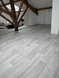 Photo de galerie - Pose plancher OSB et pose lino imitation parquet . 