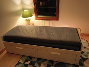 Photo de galerie - Lit simple avec tiroir pour un lit double et 2 tiroirs de rangement.