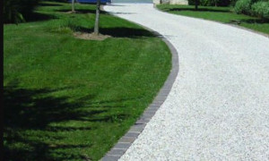 Photo de galerie - Allée en gravier avec bodure