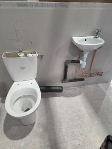 Photo de galerie - Début de pose d’une installation sanitaire