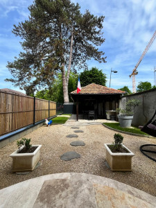 Photo de galerie - Pose de clôture avec occultant ainsi que de pas japonais