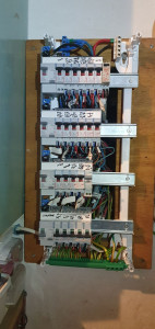 Photo de galerie - Tableau mis aux normes (protection des circuits, ajouts d'interrupteurs différentiels, mise en place bornier et peignes de répartition).