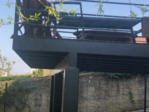 Photo de galerie - Terrasse contemporaine poteaux - poutre entièrement acier fait sur mesure par mes soins . 60 m2 . Peinture  résine anthracite . Barrière contemporaine  acier aussi sur mesure . 