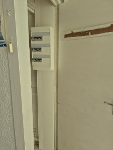 Photo de galerie - Changements et déplacement tableaux électrique Legrand sous l'escalier.
