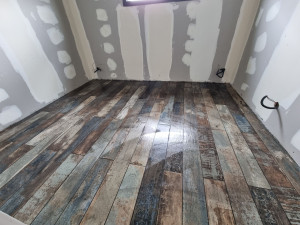 Photo de galerie - Pose carrelage imitation parquet 