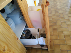 Photo de galerie - Rangements de cuisine à base de matériaux de récupération.