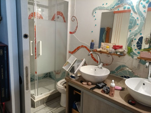 Photo de galerie - Une salle de bain fait maison de A à Z
