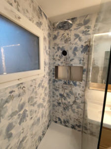 Photo de galerie - Salle de bain avec niche, réalisée avec mon collaborateur Seb qui a 200 avis 5 étoiles sur allovoisins