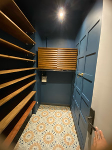Photo de galerie - Rénovation d’un dressing moulure/peinture et carrelage sol.