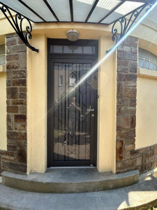 Photo de galerie - Remplacement d'une porte d'entrée en Aluminium