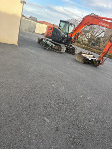 Photo de galerie - Décapage du terrain évacuation pose de cailloux compactage au rouleau 