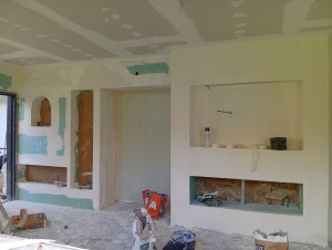 Photo de galerie - Mise en œuvre de structure métallique en rail et montant, puis pose de plaque de plâtre (placo )pour la création de la paroi.