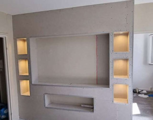 Photo de galerie - Fabrication niche télé en place full led 