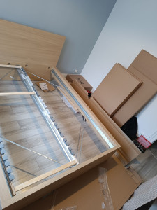 Photo de galerie - Chambre intégralement monté lit, table de chevet, bureau 