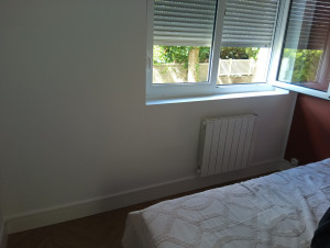 Photo de galerie - Pose de radiateur électrique avec alimentation en moulure.