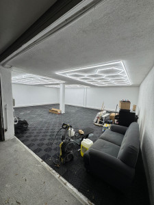 Photo de galerie - Installation d’un éclairage LED design type nid d’abeilles. Pose d’une goulotte périphérique avec prises d’alimentation indépendantes et remise en peinture du local.
