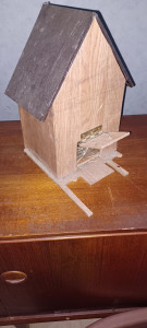 Photo de galerie - Petite cabane pour oiseaux fait maison avec des chutes de parquets flottant. 