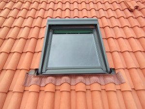 Photo de galerie - Pose d'un velux et de sont store 