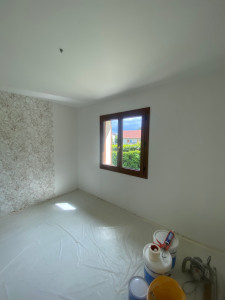 Photo de galerie - Peinture mur et plafond avec pose papier peint 