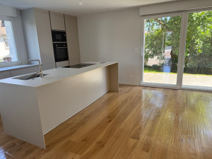 Photo de galerie - Nettoyage complet d’un logement après travaux et avant remise des clés. Sols, cuisine, vitres et finitions réalisés avec soin. Intervention effectuée par Alliance Pro Net.