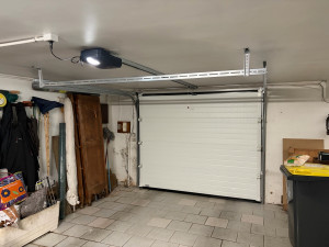 Photo de galerie - Pose d’une porte sectionelle motorisée 
