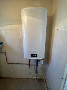 Photo de galerie - Remplacement d’un ancien chauffe eau par un chauffe eau plat à Nevers et alentours. Une solution compacte et performante, idéale pour optimiser l’espace tout en conservent un excellent confort en eau chaude. Installation réalisée par Renov Plomberie.
