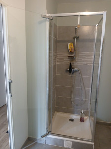 Photo de galerie - Installation cabine de douche, porte pivotante.