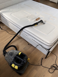 Photo de galerie - Nettoyage en profondeur d’un matelas avec du matériel professionnel. Prestation réalisée directement au domicile du client.