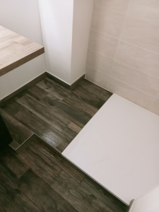 Photo de galerie - Carrelage style parquet sdb et faïence 20x50