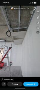 Photo de galerie - Réalisation d'une niche pour un vidéoprojecteur dans un bord de plafond rampant qui accueille un plafond en dalles 