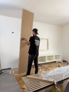 Photo de galerie - Pose et ajustement d’éléments d’aménagement intérieur. Travail précis, alignements soignés et finitions propres. 