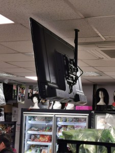 Photo de galerie - Installation d'une TV sur support plafond