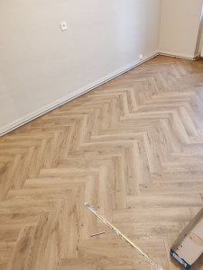 Photo de galerie - Pose en chevron parquet massif 