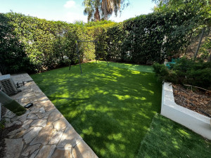 Photo de galerie - Installation de gazon synthétique ainsi que la fixation de la balançoire avec des plots en béton 